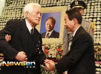 [포토엔]최형우 전 장관 ‘YS 차남 현철씨 손잡고 위로’