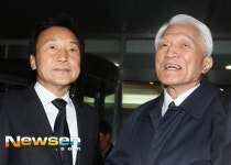 [포토엔]최형우 전 장관 배웅하는 손학규