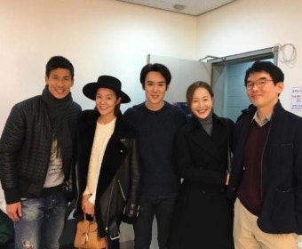 김성은-엄지원, 부부동반 연극 데이트 인증샷 ‘유연석과 찰칵’
