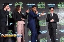 [포토엔]존 보예가 포즈에 빵터진 배우들