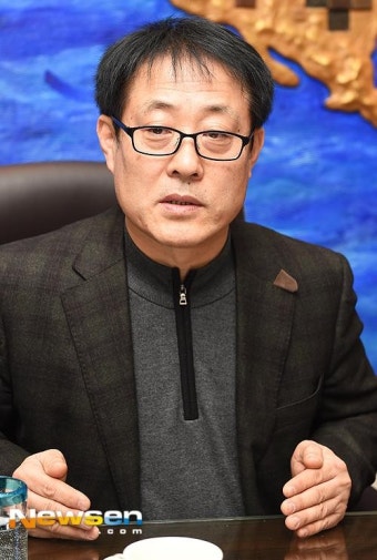 [포토엔]김현중 부친 ‘군대있는 아들 대신 기자회견’