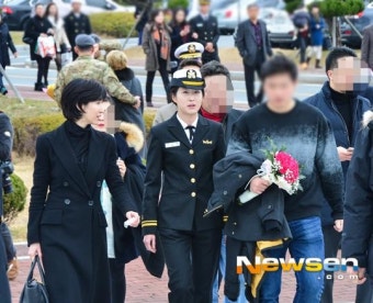 [포토엔]최민정 중위 어머니 노소영 아트센터 나비 관장과 함께 다정하게