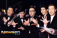 [포토엔]올해의 예능 프로그램상 받은 무한도전팀(MBC 연예대상 2015)