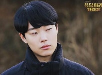 ‘미모절정 정환이’ 류준열, 심쿵하게 만드는 시크 눈빛
