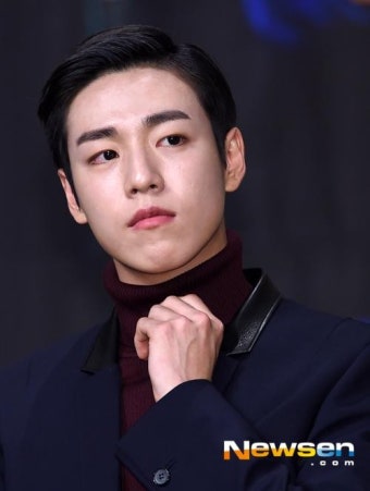 [포토엔화보]이현우 ‘포근함을 주는 터틀넥 스타일링’