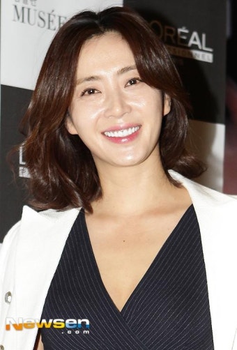 [포토엔]‘나이를 거꾸로~’ 송윤아 ‘애엄마 믿기지않는 동안미모~’