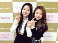 ‘상큼함 물씬’ 트와이스 다현 채영, 고등학교 선후배의 다정샷