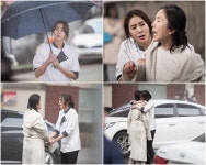 ‘결혼계약’ 유이-이휘향, 폭우 속 7시간 연기투혼 포착
