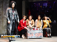 [포토엔]박정철 ‘카리스마 번쩍이며...’(헤비메탈 걸스)