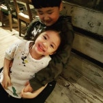 “사이좋은 우남매” 준우 서우, 꼭 잡은 손