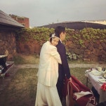 김나영 “결혼 1주년이에요” 남편 백허그하고 행복한 신부
