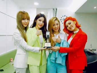 마마무, ‘불후의 명곡’ 우승 트로피 자랑하며 엄지 척