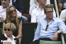 ‘바람둥이’ 휴 그랜트, 이제 정착? 연인과 공개 데이트[파파라치컷]