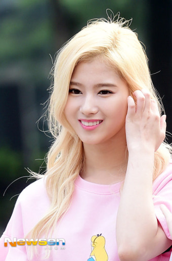 [포토엔]트와이스 사나, 샤샤샤~방한 미소(뮤직뱅크 출근길)