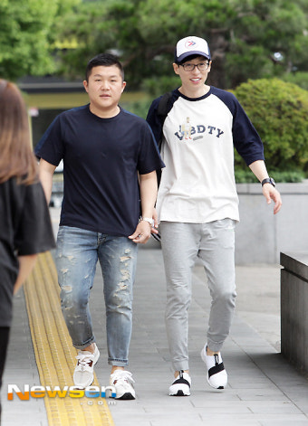 [포토엔]유재석 ‘불참의 아이콘 조세호와 나란히 출근해요~’