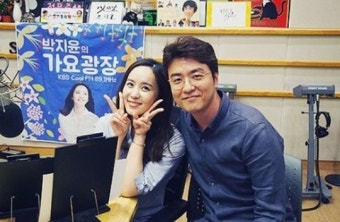 최동석 아나, 박지윤 라디오 깜짝출연 인증샷 ‘달달한 잉꼬부부’