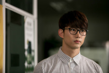 ‘널만질거야’ 옥택연 비하인드컷, 뿔테안경 써도 심쿵 비주얼