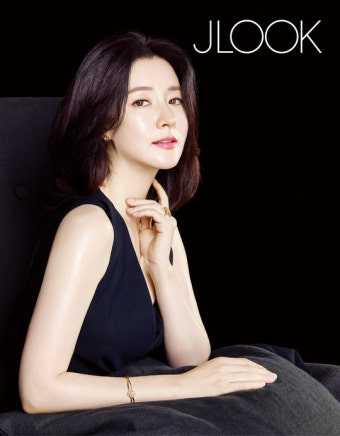 이영애 뷰티 화보, 손끝까지 우아한 미모