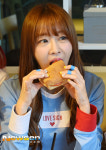 [포토엔]라붐 유정 ‘대형 샌드위치 이정도 쯤이야’
