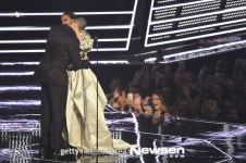 ‘2016 MTV VMA’ 공로상 리한나, 연인 드레이크와 로맨틱 키스[포토엔]