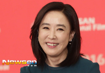 [포토엔]폐막 기자회견 참석한 강수연 집행위원장 ‘함박미소~’(BIFF)
