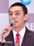 [포토엔]유아인 ‘참 잘 어울리는 까까머리’