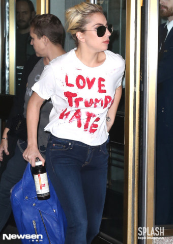 레이디가가, 내친김에 티셔츠로도 트럼프 반대 ‘Love trumps Hate’[파파라치컷]