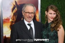 스티븐 스필버그 딸 데스트리, 작은 키에도 모델 데뷔[헐리웃비하인드]