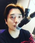 먼데이키즈 이진성, 마이크 앞서 프로 포스 작렬 ‘베테랑 가수’