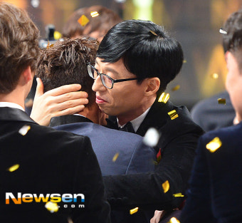 [포토엔]KBS예능대상 김종민 ‘유재석의 따뜻한 축하’