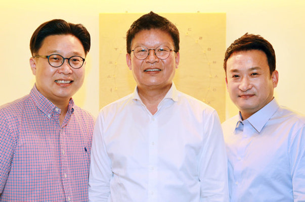 서경석, 서경덕 교수와 日우토로 마을에 한글교육 기자재 기증 | 포토뉴스