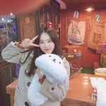 ‘반전 매력’ 김소혜, 사격게임으로 얻은 인형 인증샷 “만점 빵야”