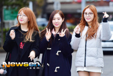 [포토엔]소나무 하이디-민재-나현 ‘뽀송뽀송 아기 피부’(뮤직뱅크 출근길 패션)