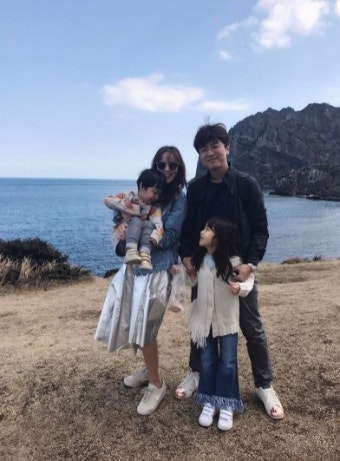 박지윤최동석, 두 자녀와 봄맞이 제주도 여행 ‘단란한 가족’