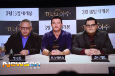 [포토엔]빌 콘돈 감독-루크 에반스-조시 게드 ‘미녀와 야수에서 없어서는 안되는 존재들’