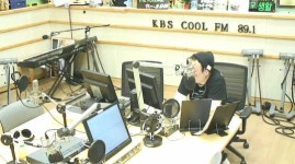 ‘라디오쇼’ 박명수 “폐지 모아 할머니 드리는 것? 기본적인 일”