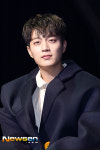 [포토엔]하이라이트 윤두준 ‘심장폭행하는 그윽한 눈빛’