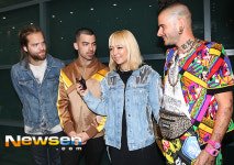 [포토엔]인터뷰에 응하는 첫 내한한 디엔씨이