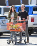 앤 해서웨이, 남편과 마트서 쇼핑 데이트 ‘알콩달콩’[파파라치컷]