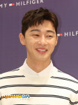 [포토엔]박서준 ‘플래시 세례에 쑥스러운 미소’