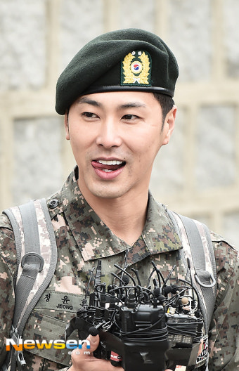 [포토엔]전역 유노윤호 ‘긴장한 표정’
