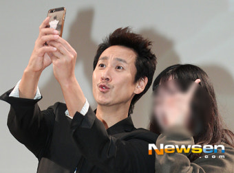 [포토엔]팬과 셀카 찍는 이선균 ‘눈 크게 떠주세요~’(임금님의 사건수첩)