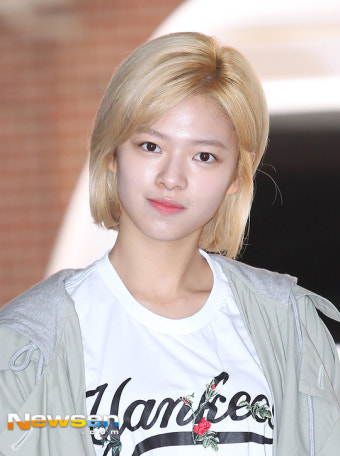 [포토엔HD]트와이스 정연 ‘청순한 민낯으로 첫 투표 참여’