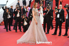 끌로틸드 꾸로 ‘우아한 누드톤 드레스 입고’[포토엔]