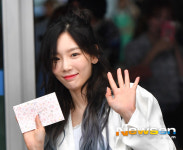 [포토엔HD]소녀시대 태연 ‘팬이 준 손편지 인사’
