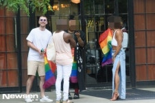 동성애 팝가수 샘 스미스, 뉴욕 게이 퍼레이드서 포착[파파라치컷]