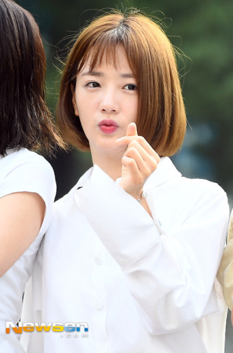 [포토엔] 에이핑크 윤보미 ‘입술 쭉 애교하트~’