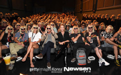 ‘누가 진짜?’ 샤를리즈 테론, 본인으로 변장한 팬들 사이에서 행복한 미소[포토엔]