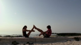 ‘효리네민박’ 이효리♥이상순, 해변서 즐기는 부부요가 ‘발바닥 뽀뽀’