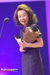 [포토엔HD]‘부일영화상’ 윤여정 ‘여우주연상 수상’ 